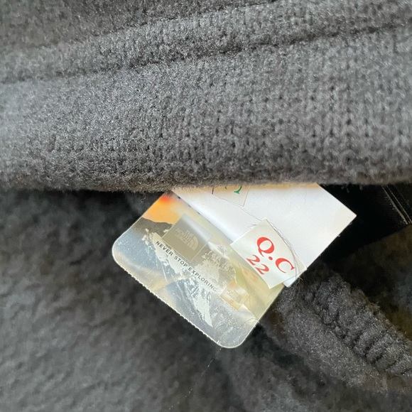 The North Face Men’s Leo 1/4 Zip Sweater - Picture 6 of 6